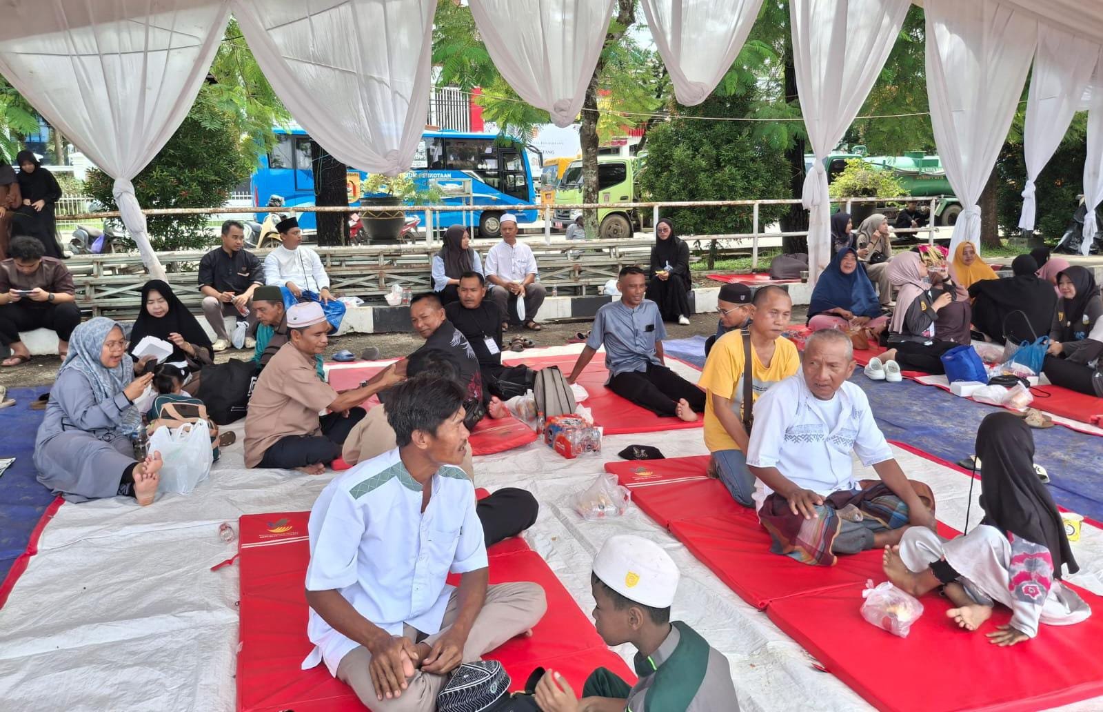 Jamaah Sekumpul Dimanjakan Pijat Gratis di Lapangan Murdjani Banjarbaru