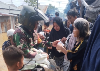 Babinsa Turun Langsung ke Lokasi, Sertu Busari Kawal Bantuan Banjir untuk Warga Teluk Selong Ulu