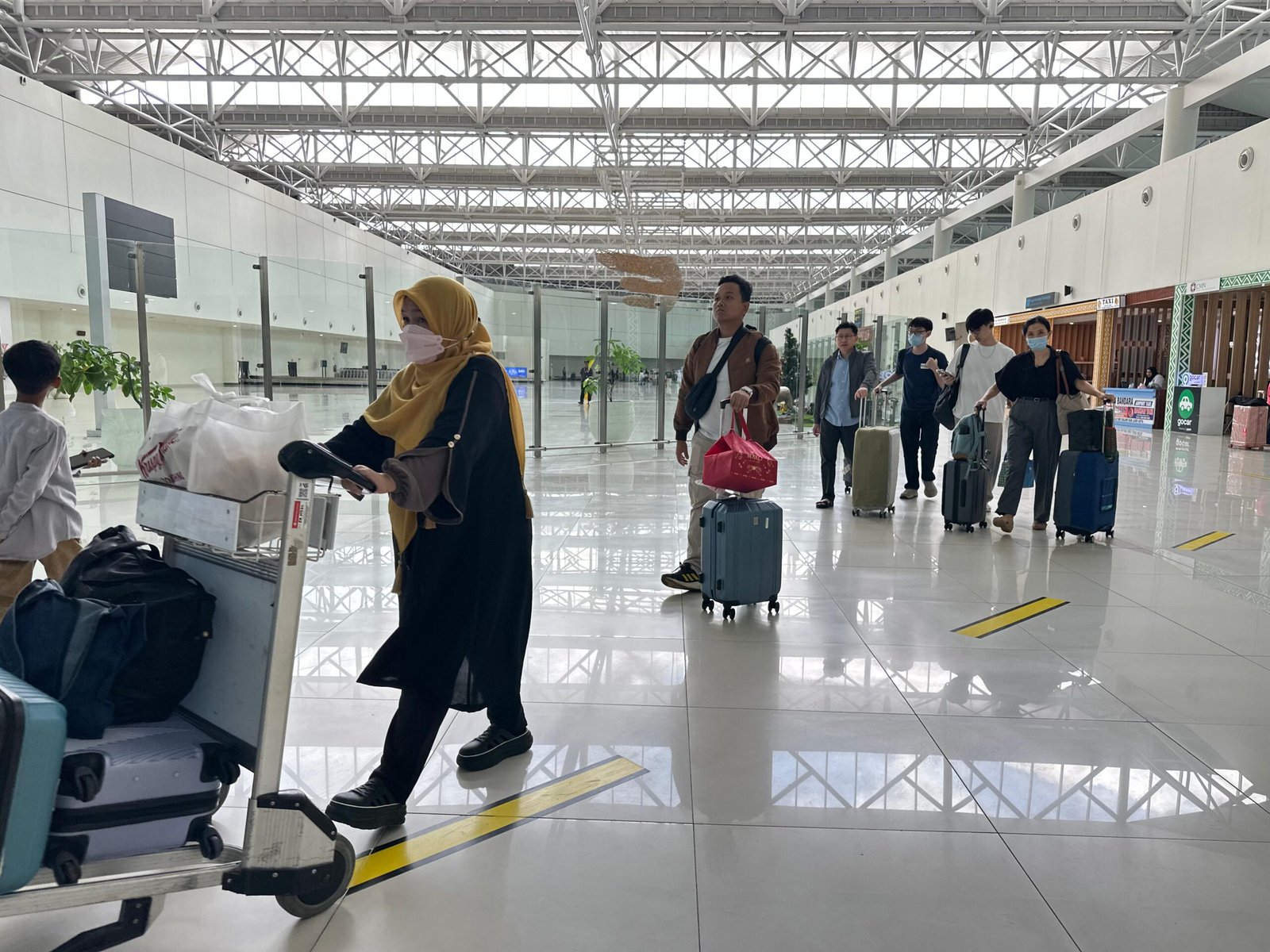 Momen 5 Rajab, Penumpang Bandara Internasional Syamsudin Noor Meningkat