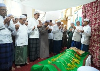 Air Mata Perpisahan Sang Guru Umat: Ribuan Jemaah Iringi Kepergian Ulama Karismatik KH M Sukri bin Unus