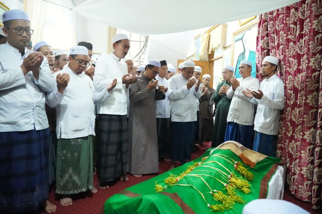 Air Mata Perpisahan Sang Guru Umat: Ribuan Jemaah Iringi Kepergian Ulama Karismatik KH M Sukri bin Unus