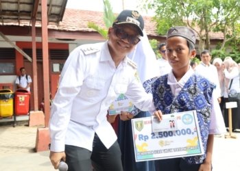 Bupati Tabalong Serahkan Beasiswa untuk Pelajar Wilayah Selatan, Pastikan Tak Ada Lagi Anak Putus Sekolah