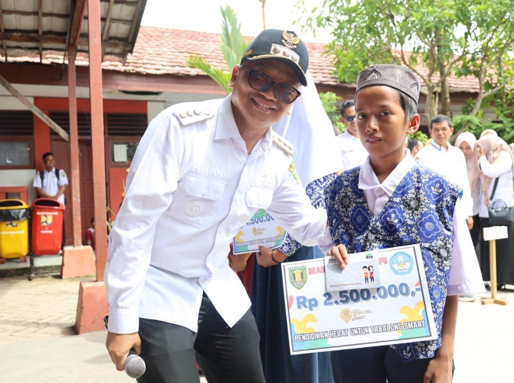 Bupati Tabalong Serahkan Beasiswa untuk Pelajar Wilayah Selatan, Pastikan Tak Ada Lagi Anak Putus Sekolah