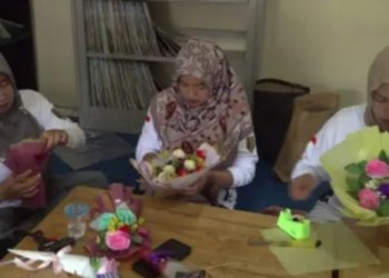 Dispersip Tabalong Latih Warga Pamarangan Kiwa Bikin Buket Bunga untuk Dongkrak Ekonomi Keluarga
