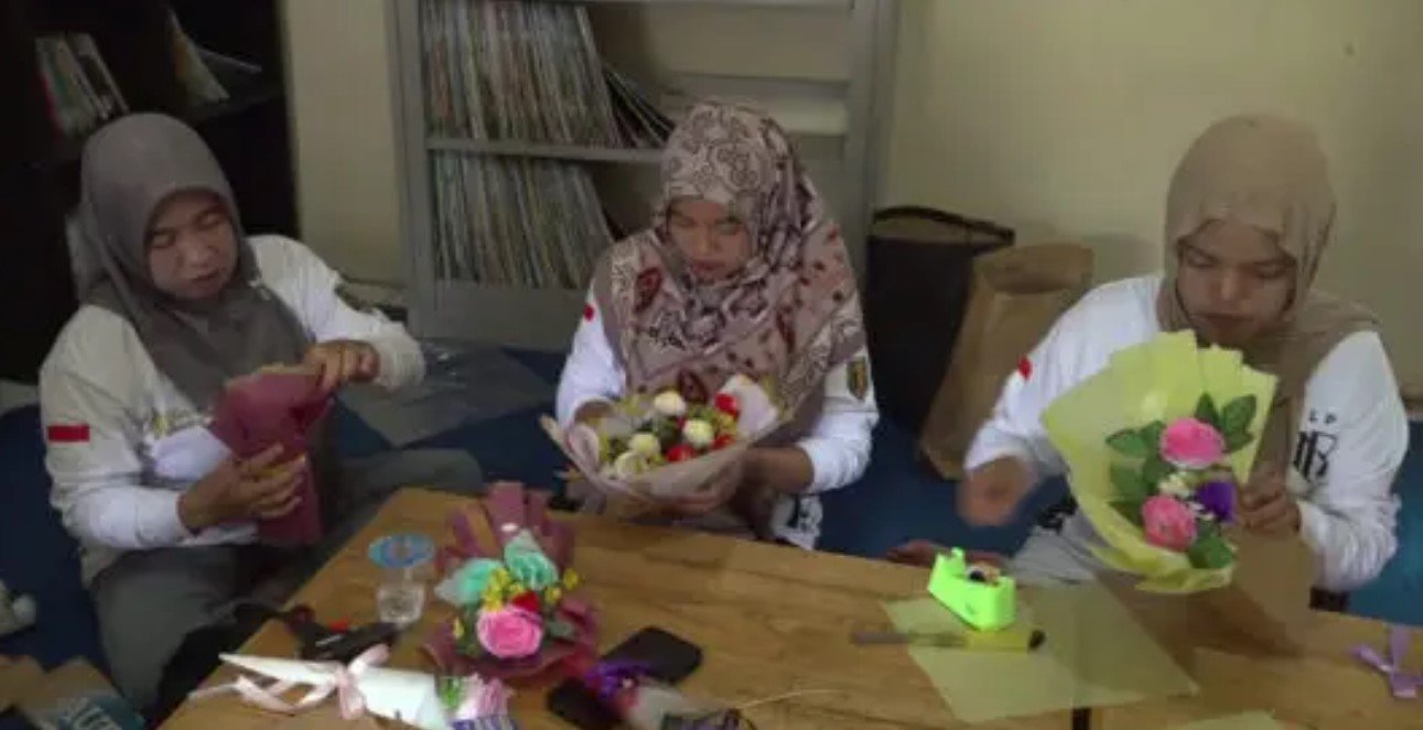 Dispersip Tabalong Latih Warga Pamarangan Kiwa Bikin Buket Bunga untuk Dongkrak Ekonomi Keluarga