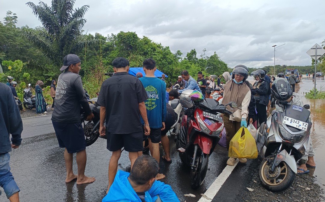 Ratusan Motor Jemaah Sekumpul Mogok Saat Menerjang Banjir di Jalur Banjarbaru–Mataraman