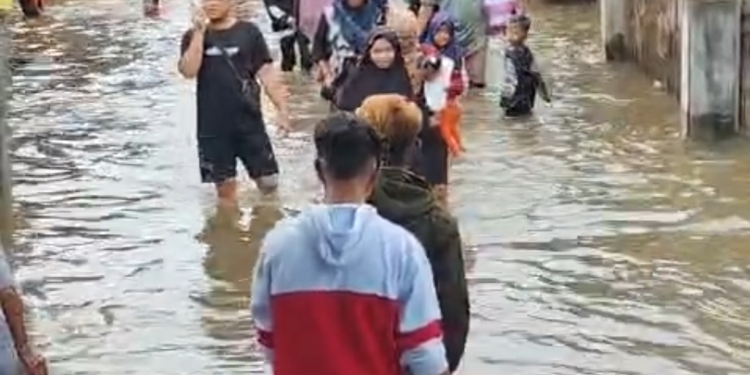 Combo! Banjir di Banjar Terus Naik, Jemaah Makin Banyak