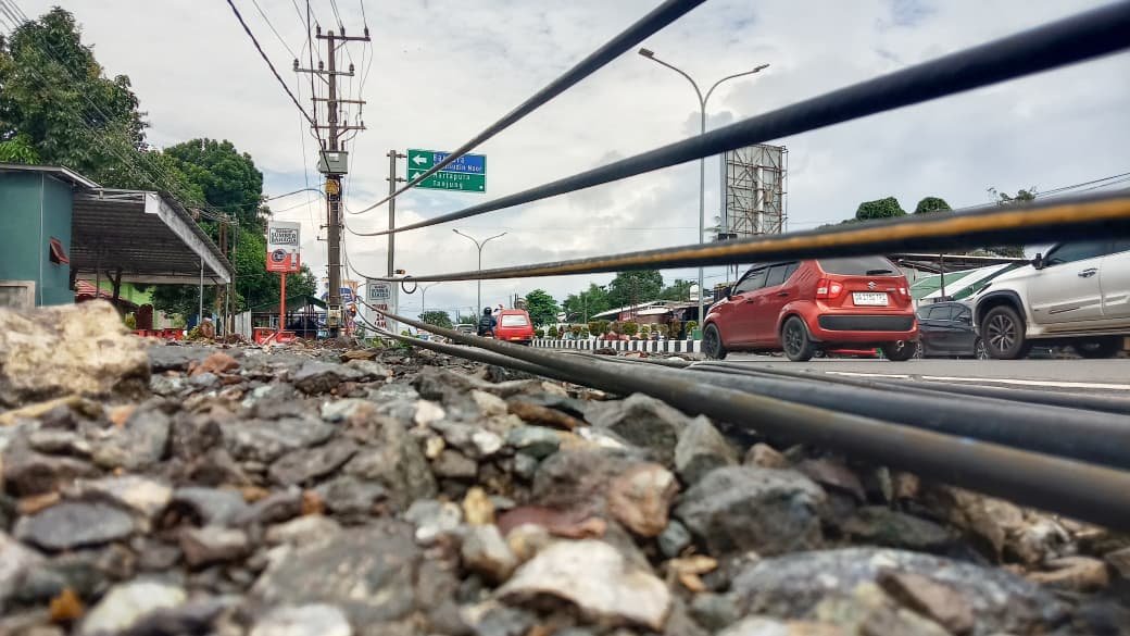 Kabel Menjuntai ke Tanah, Warga Khawatir Picu Sengatan Listrik