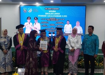107 Lansia di Kotabaru Diwisuda, Program Sekolah Lansia Dorong Hidup Sehat dan Produktif