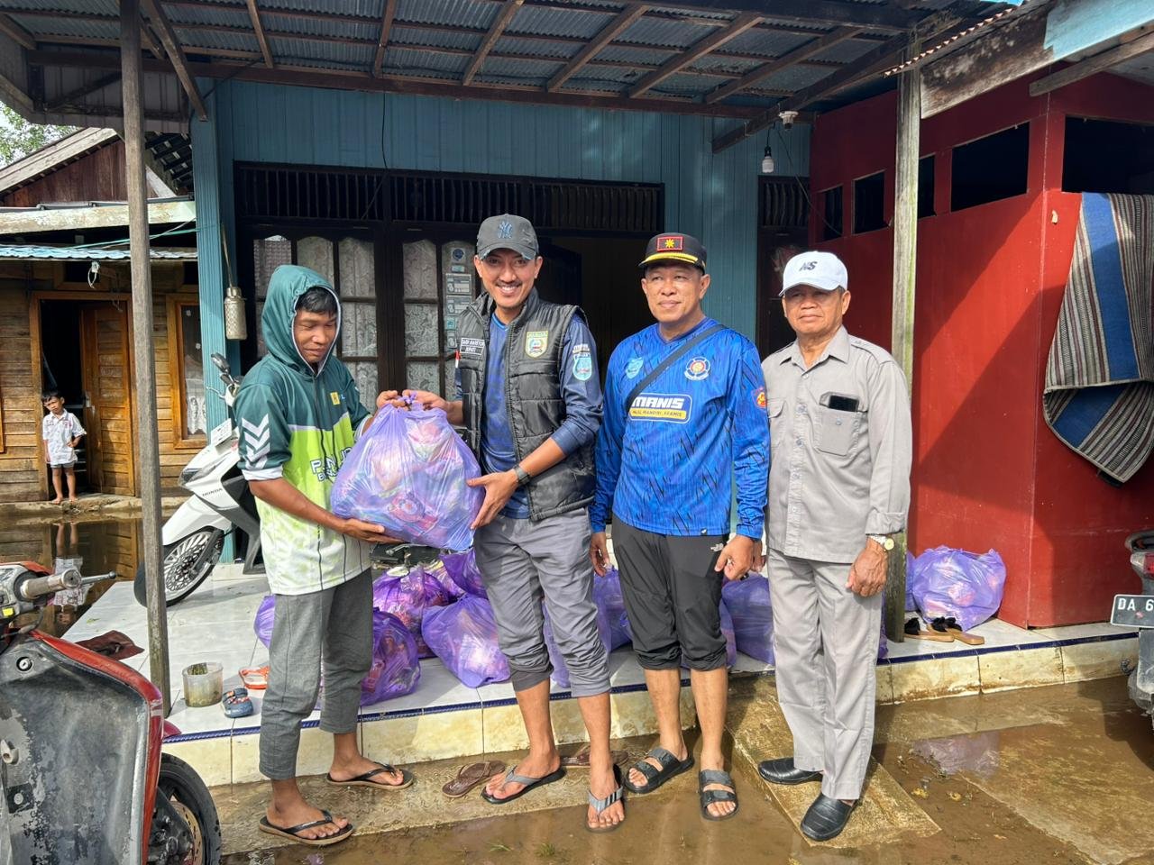 Bupati Kabupaten Banjar Turun Langsung ke Lokasi Banjir, Ribuan Warga Pesayangan Terima Bantuan