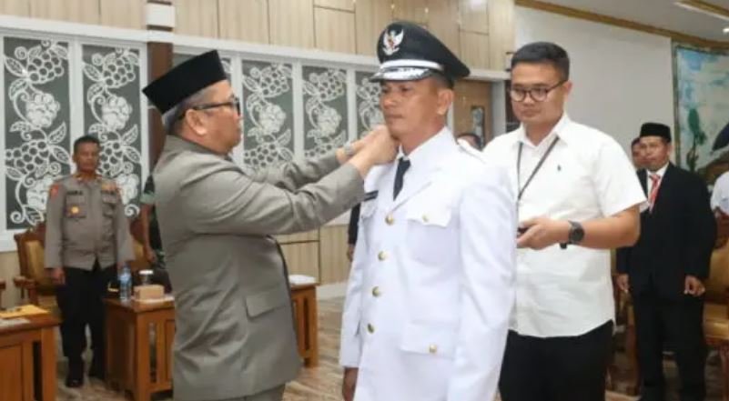 Juhri Resmi Menjabat Kepala Desa PAW Manduin, Bupati Tabalong Tekankan Sinergi dan Pelayanan Publik