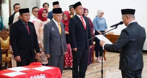 Bupati Tabalong Lantik Lima Pejabat Tim Percepatan Pembangunan Daerah