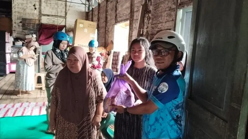 Kolaborasi FAJI Kalsel dan Penggiat Lingkungan Salurkan Bantuan Banjir di Kabupaten Banjar