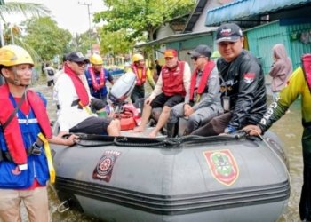 Menteri Sosial Tinjau Banjir di Sungai Tabuk