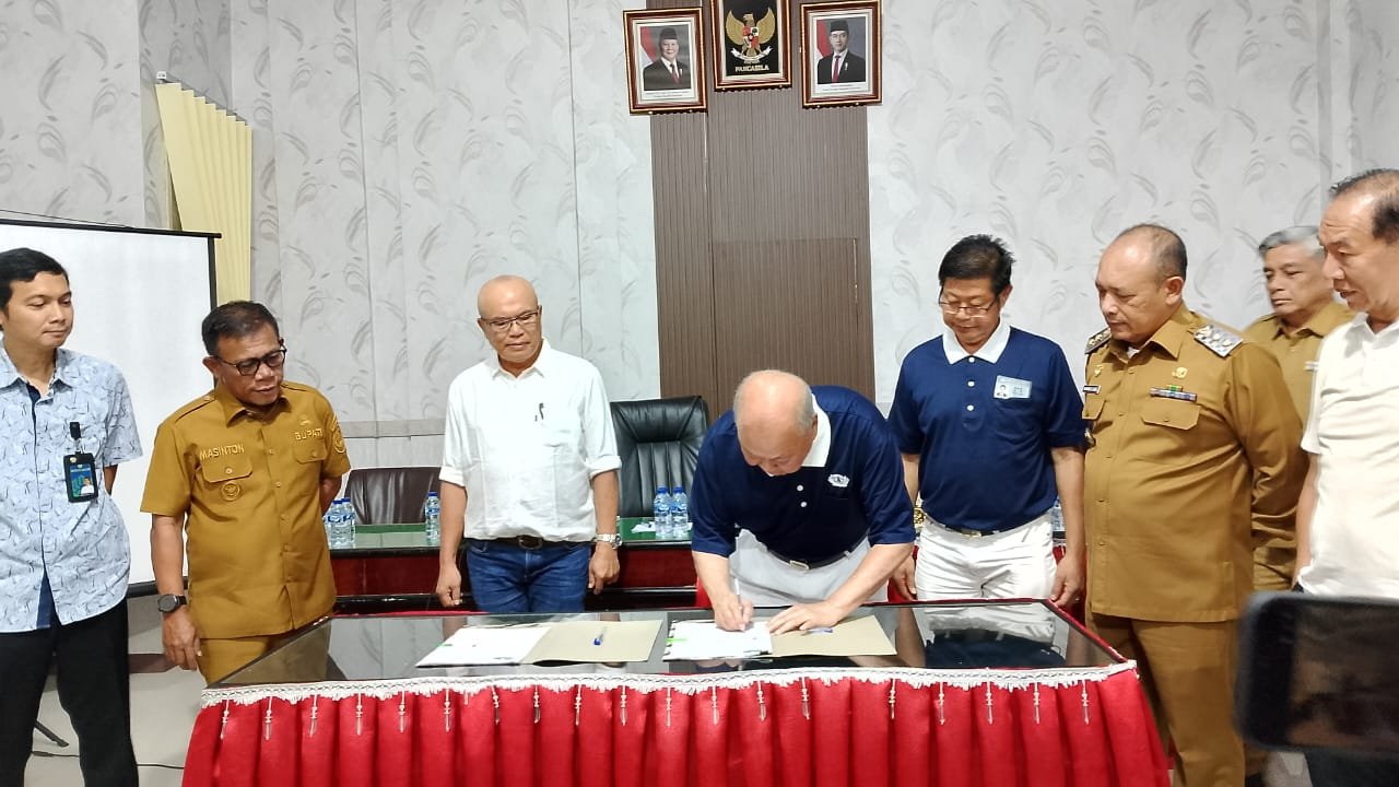 Bupati dan Wabup Tapteng Saksikan Penandatanganan SPK Pembangunan 118 Huntap di Pinangsori