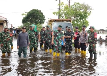 Pangdam XXII/Tambun Bungai Turun Langsung Tinjau Banjir Sungai Tabuk, Pastikan TNI Hadir untuk Rakyat