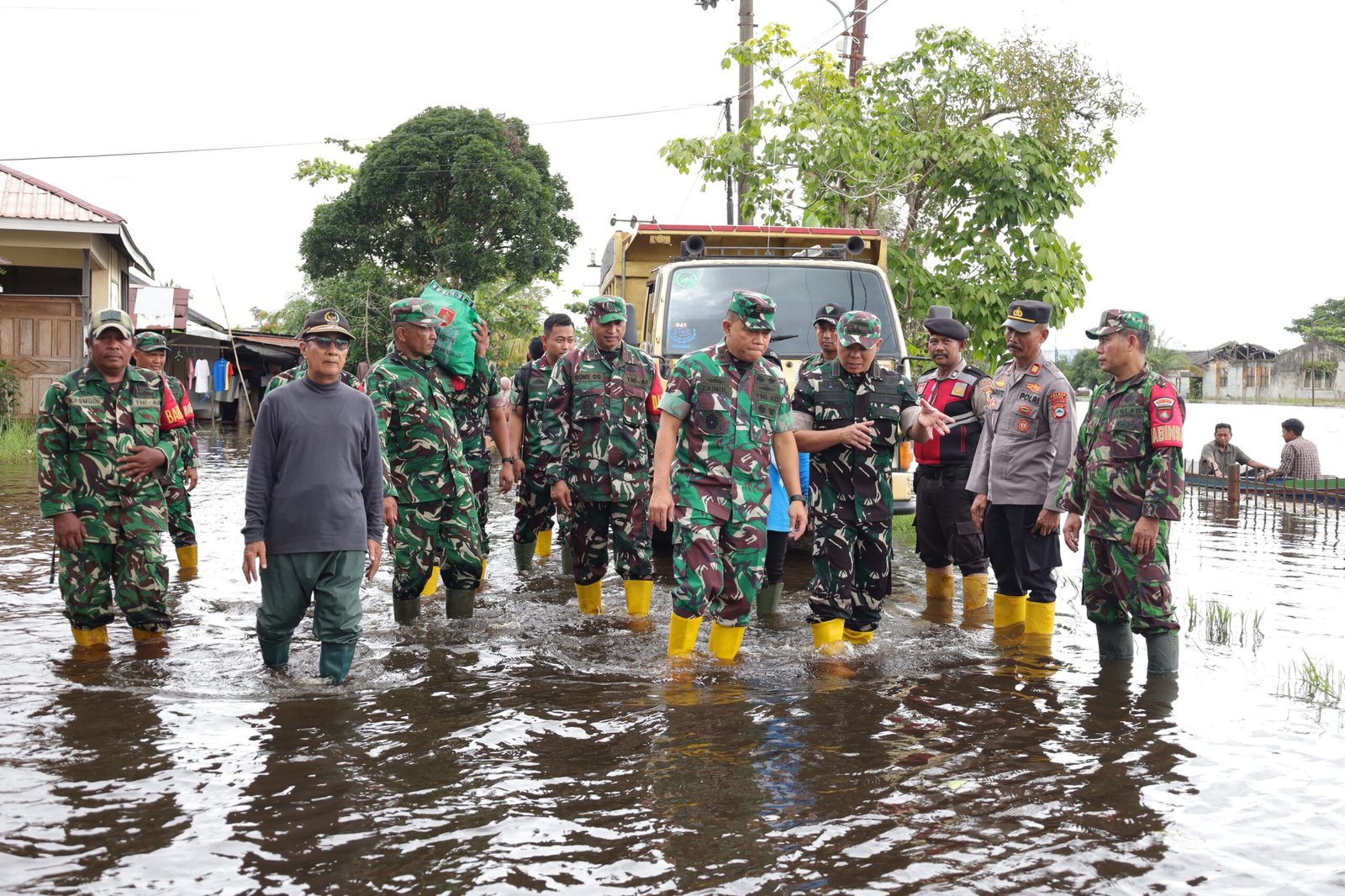 Pangdam XXII/Tambun Bungai Turun Langsung Tinjau Banjir Sungai Tabuk, Pastikan TNI Hadir untuk Rakyat