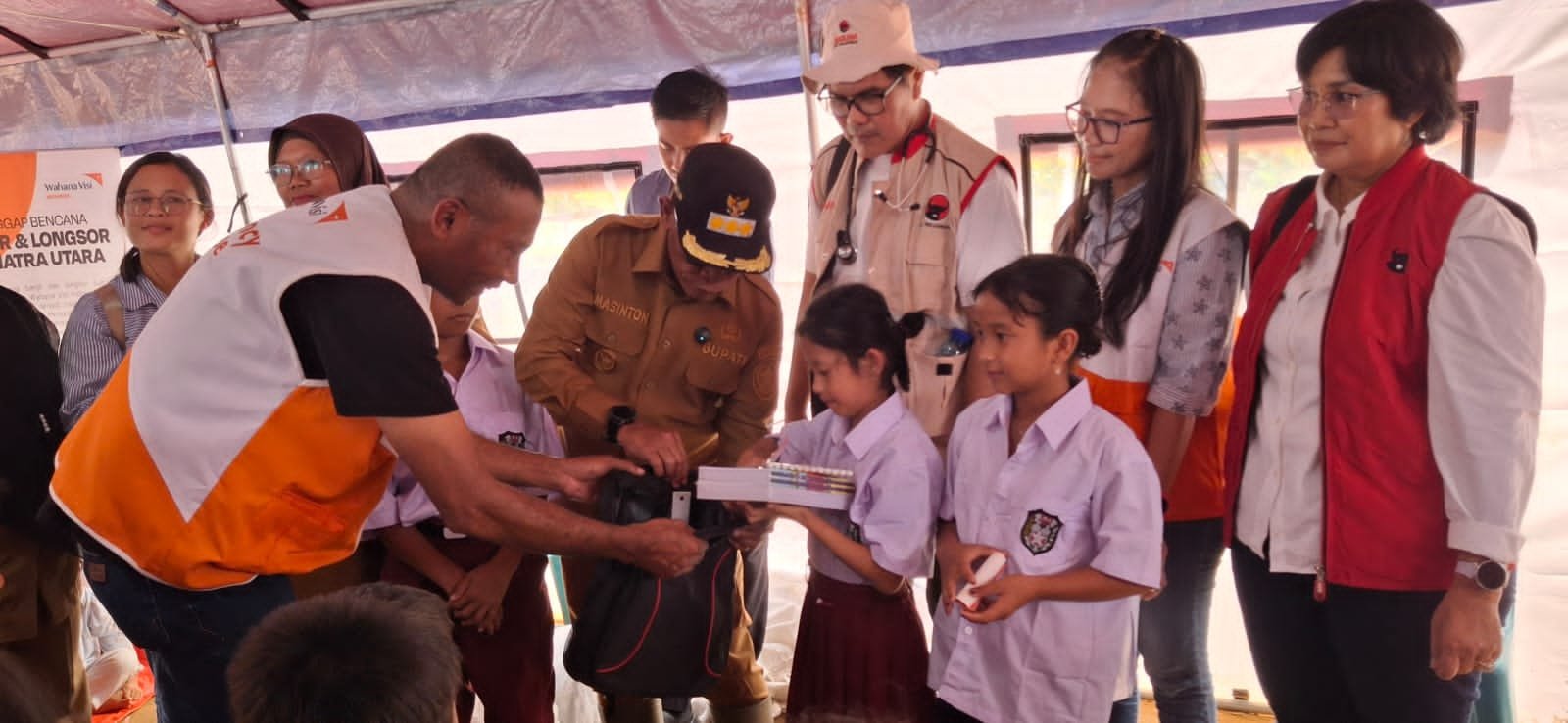 Sekolah Darurat Pascabencana, Bupati Tapteng Hadir Beri Semangat dan Bantuan