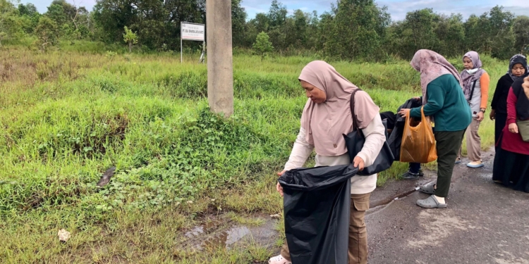 Warga Liang Anggang Gotong Royong Bersihkan Lingkungan Pascabanjir