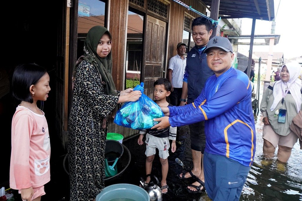 Pemkab Banjar Perkuat Kehadiran Negara di Tengah Banjir, 918 Paket Logistik Disalurkan ke Pesayangan dan Melayu Ilir