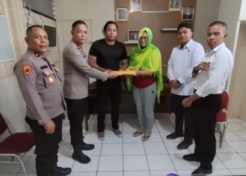 Polres Bitung Tunjukkan Kepedulian, Serahkan Tali Asih untuk Aipda Angky Koagow yang Tertimpa Musibah Kebakaran
