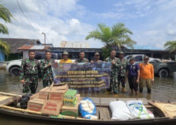 Ringankan Beban Warga Pascabanjir, Koramil 1006-03/Simpang Empat Bersama PT Rekamitra Grup Salurkan Sembako