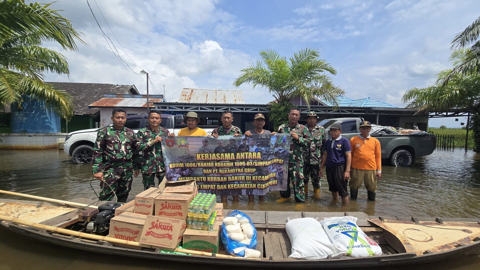 Ringankan Beban Warga Pascabanjir, Koramil 1006-03/Simpang Empat Bersama PT Rekamitra Grup Salurkan Sembako
