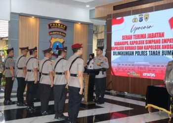 Perkuat Kamtibmas, Kapolres Tanah Bumbu Pimpin Upacara Serah Terima Jabatan Kabag Ops dan Tiga Kapolsek Baru