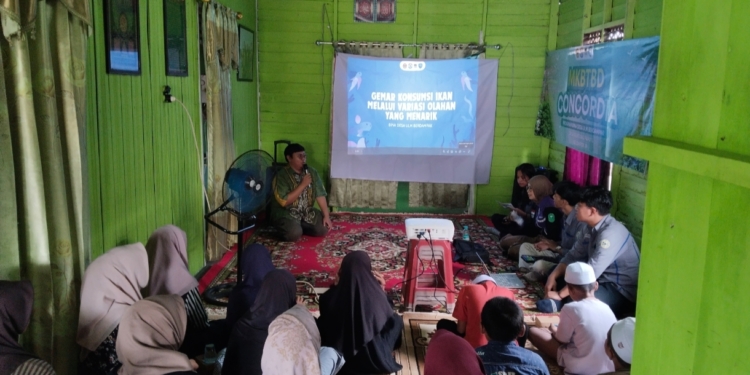 Mahasiswa ULM Dorong Gemar Konsumsi Ikan Lewat Edukasi Gizi Anak di Desa Guntung Papuyu