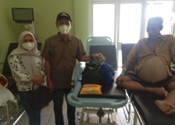 Bersama Ketua RT, Kades Gunung Antasari Turun Langsung Tangani Warganya yang Sakit Parah