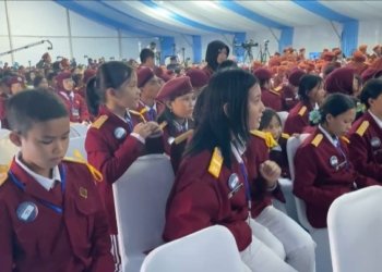 Siswa Sekolah Rakyat Kalsel–Kalteng Sambut Langsung Presiden Prabowo di Banjarbaru