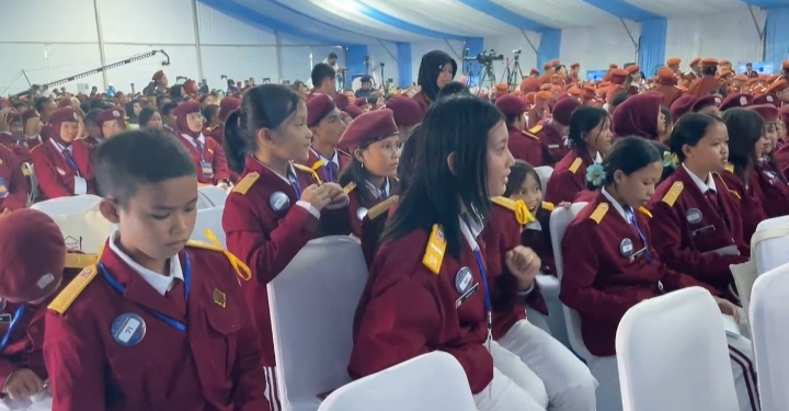 Siswa Sekolah Rakyat Kalsel–Kalteng Sambut Langsung Presiden Prabowo di Banjarbaru