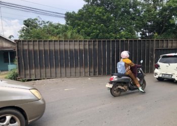 Truk Kontainer Air Mineral Terbalik di Tikungan Jalan Seledri, Begini Kronologinya