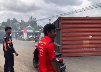 Truk Kontainer Air Mineral Terbalik di Tikungan Jalan Seledri, Begini Kronologinya
