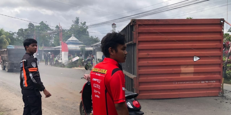 Truk Kontainer Air Mineral Terbalik di Tikungan Jalan Seledri, Begini Kronologinya