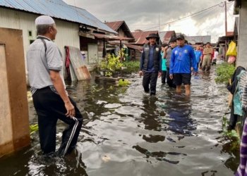 Bupati Kabupaten Banjar Salurkan 500 Paket Sembako untuk Warga Terdampak Banjir di Kawasan Keraton