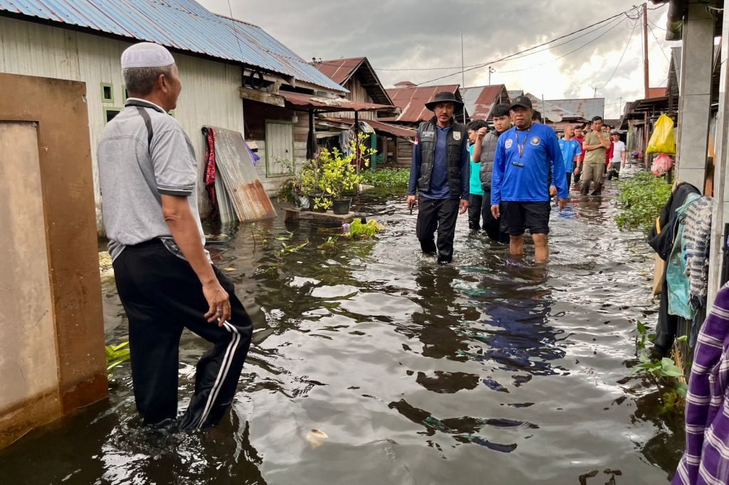 Bupati Kabupaten Banjar Salurkan 500 Paket Sembako untuk Warga Terdampak Banjir di Kawasan Keraton