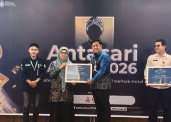 Komitmen Bangun Pendidikan Berbuah Prestasi, Bupati Kotabaru Terima Antasari Award 2026