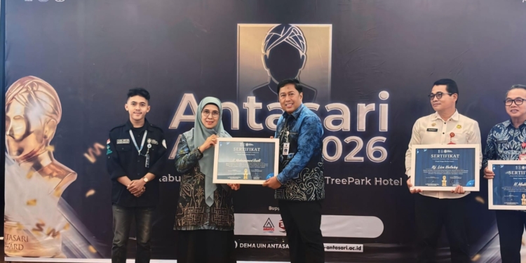 Komitmen Bangun Pendidikan Berbuah Prestasi, Bupati Kotabaru Terima Antasari Award 2026