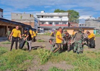 Ratusan Personel Polres Bitung, TNI dan Perumda Pasar Turun Langsung Bersihkan Pasar Cita