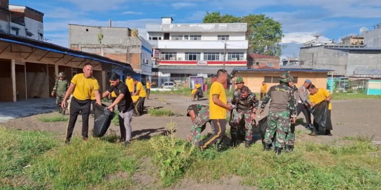 Ratusan Personel Polres Bitung, TNI dan Perumda Pasar Turun Langsung Bersihkan Pasar Cita