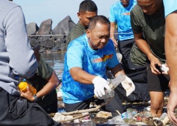 Tindaklanjuti Instruksi Presiden, Pangdam XIII/Merdeka Pimpin Aksi Nyata Pembersihan Pantai Taman Karangria