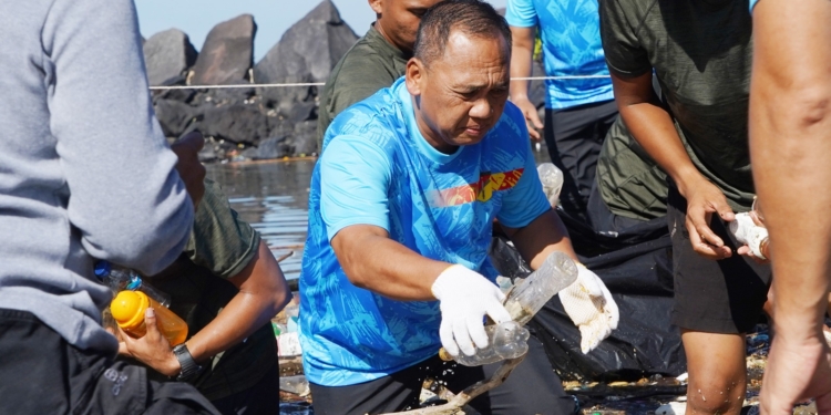 Tindaklanjuti Instruksi Presiden, Pangdam XIII/Merdeka Pimpin Aksi Nyata Pembersihan Pantai Taman Karangria