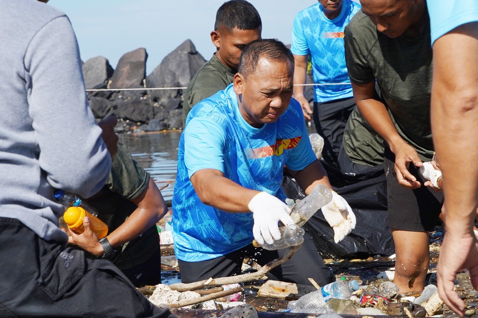 Tindaklanjuti Instruksi Presiden, Pangdam XIII/Merdeka Pimpin Aksi Nyata Pembersihan Pantai Taman Karangria