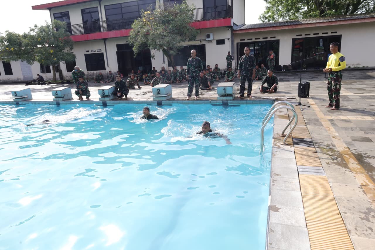 Kodim 1006/Banjar Laksanakan PSJM Renang Militer, Tingkatkan Ketahanan Fisik Prajurit