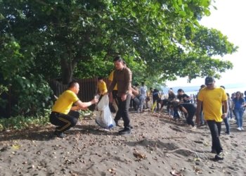 Polres Bitung Wujudkan Gerakan Indonesia Asri, Bersihkan Pantai Tanjung Ria Bersama Warga