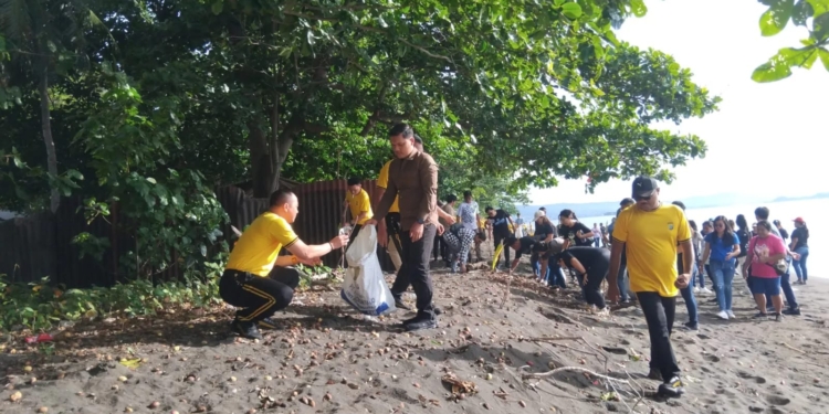 Polres Bitung Wujudkan Gerakan Indonesia Asri, Bersihkan Pantai Tanjung Ria Bersama Warga