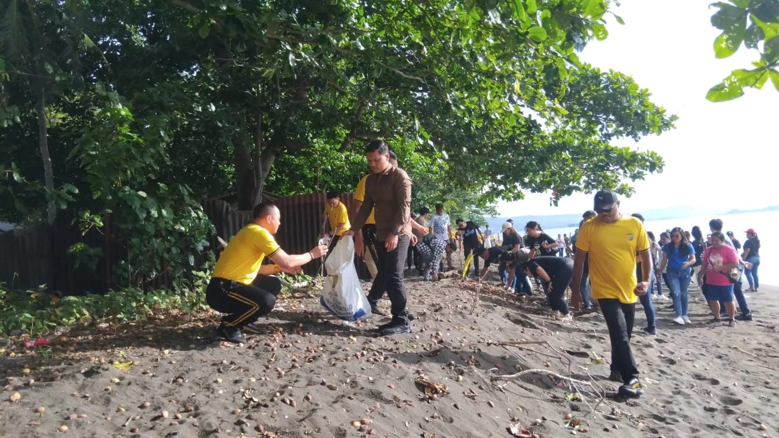Polres Bitung Wujudkan Gerakan Indonesia Asri, Bersihkan Pantai Tanjung Ria Bersama Warga