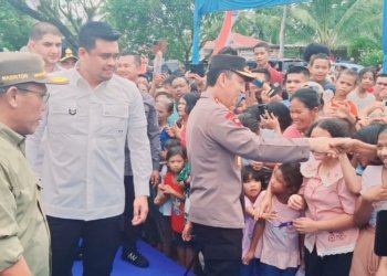 Di Tengah Luka Bencana, Kapolri Kunjungi Huntara Pinangsori dan Serahkan Bantuan Sosial