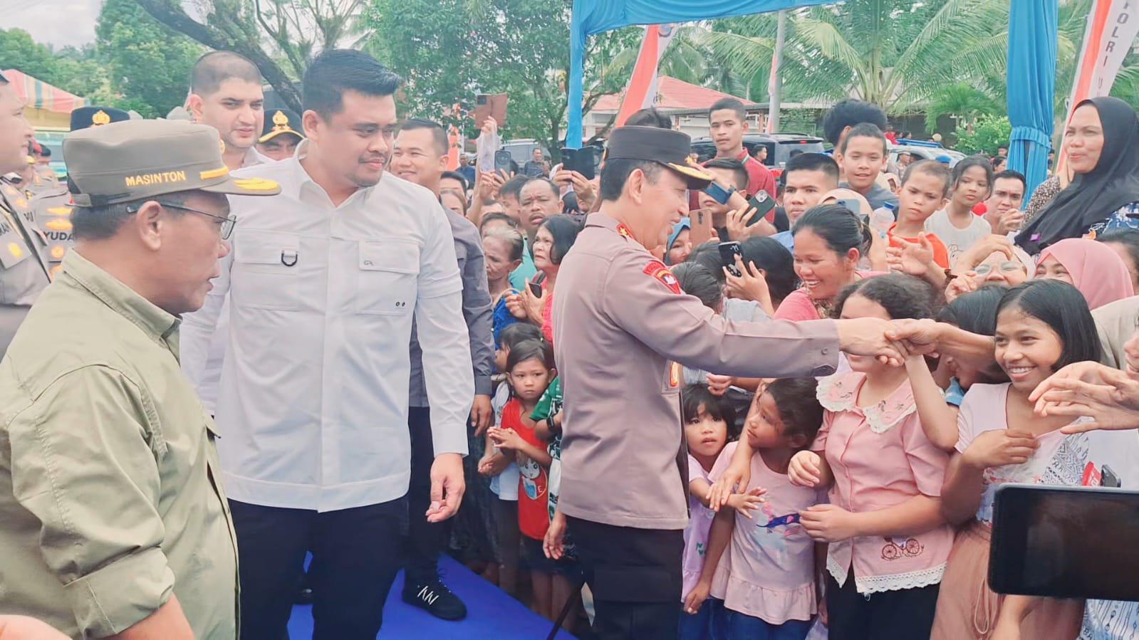 Di Tengah Luka Bencana, Kapolri Kunjungi Huntara Pinangsori dan Serahkan Bantuan Sosial